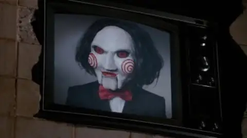 Still 5 of Scary Movie 4 (2006) BluRay [Hindi (DD2.0) & English] 1080p 720p & 480p Dual Audio [x264/ESubs]
