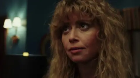 Still 5 of Poker Face (Season 1) BluRay [Hindi (DD2.0) & English] 4K 1080p 720p & 480p Dual Audio [x264/ESubs]