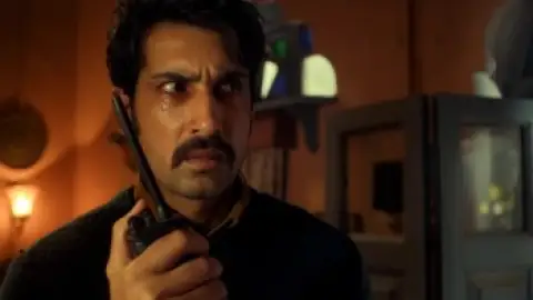 Still 6 of Gyaarah Gyaarah (Season 1) DS4K WEB-DL [Hindi DD5.1] 4K 1080p 720p & 480p [x264/ESubs] | Zee5 Series